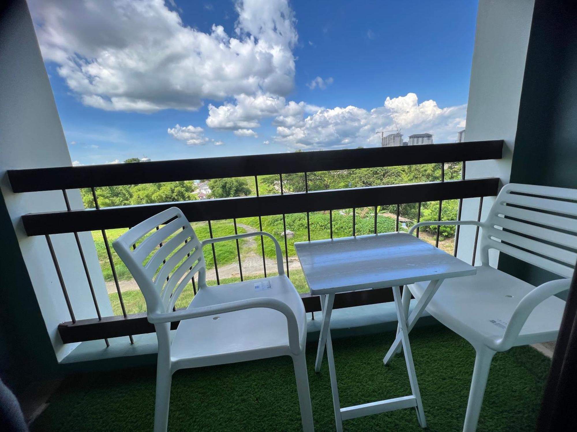 Cozyvilla At Pine Suites Tagaytay 2Br Or Studio With Free Parking 2Br In Basement Parking And Studio In Offsite Parking Tagaytay City Exteriör bild